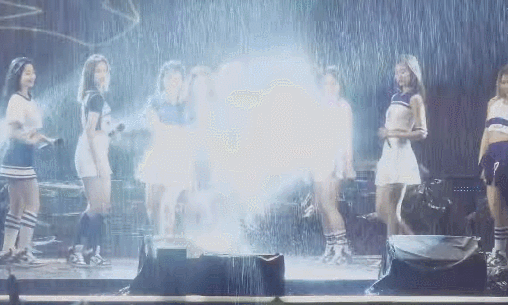 폭우 속에서 공연하는 가수들.gif | 인스티즈