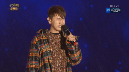 폭우 속에서 공연하는 가수들.gif | 인스티즈