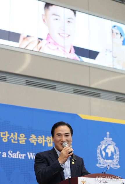 인터폴 총재 기자회견 상황 | 인스티즈