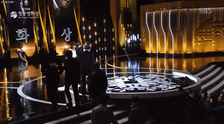 청룡영화제에서 악수하는 김혜수와 유해진 | 인스티즈