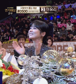 드라마 시상식 아이돌축하공연때 노래 시작부터끝까지 반응해주는 배우.gif | 인스티즈