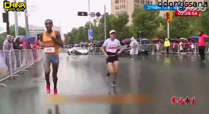 ??? : 와 개념없네 국기를 땅에 버리다니... | 인스티즈