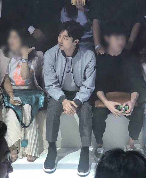 대충찍어도 잘생긴 공유의 분위기.JPG | 인스티즈