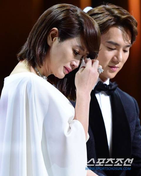 한지민 수상에 눈물 흘리는 김혜수 | 인스티즈