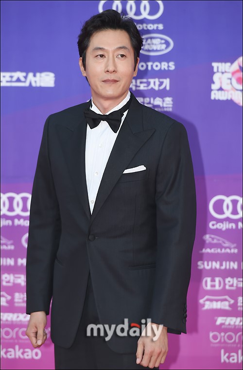 2018 청룡영화제 남우조연상 수상자.gif | 인스티즈