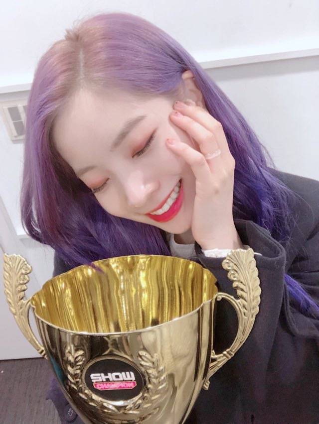 쇼챔피언 트로피로 보는 트와이스 멤버별 트로피 드는 방법 ㅋㅋㅋ | 인스티즈