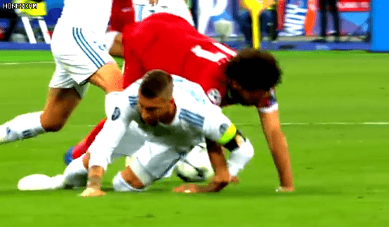 다시 보는 챔스 결승전 살라 부상장면.gif | 인스티즈