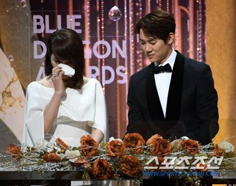 한지민 수상에 눈물 흘리는 김혜수 | 인스티즈