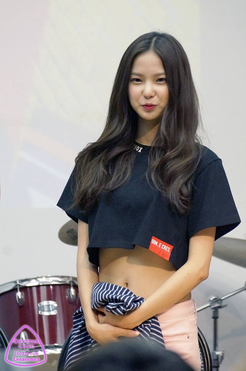 CLC 유진 크롭티에 드러난 허리라인 | 인스티즈