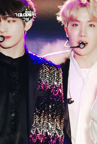 얼굴로 악세사리 존재감 하락시키는 방탄소년단 뷔.jpgif | 인스티즈