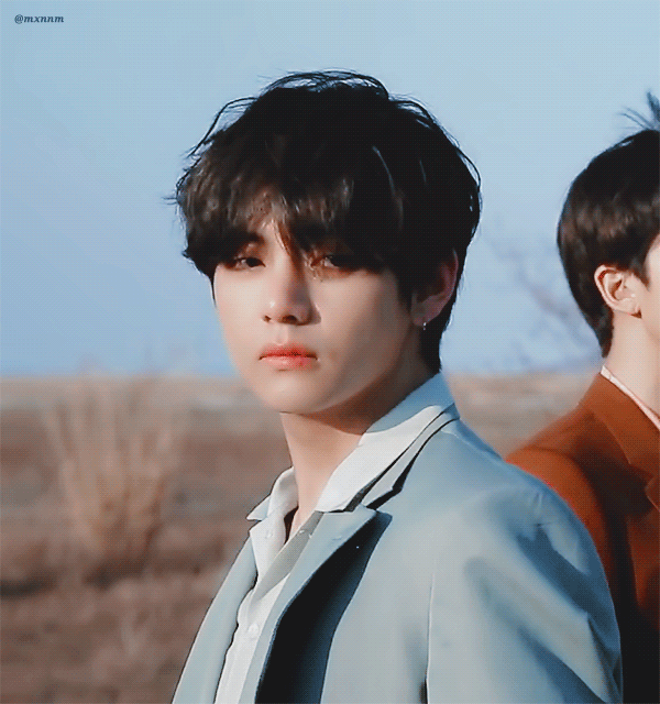 얼굴로 악세사리 존재감 하락시키는 방탄소년단 뷔.jpgif | 인스티즈