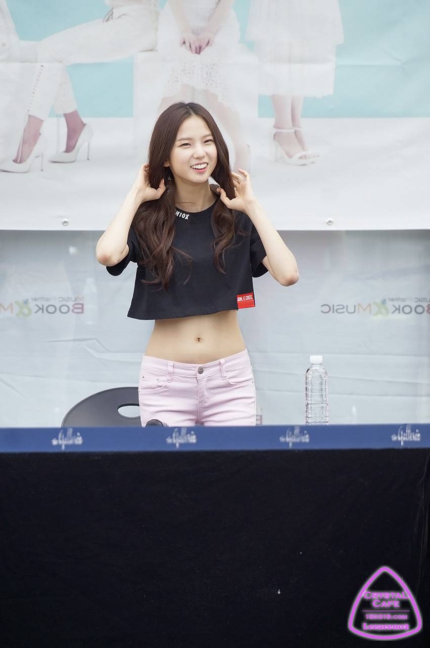 CLC 유진 크롭티에 드러난 허리라인 | 인스티즈