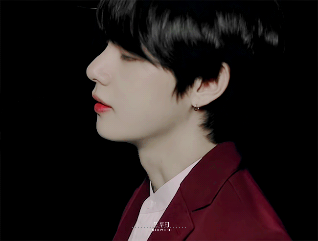 얼굴로 악세사리 존재감 하락시키는 방탄소년단 뷔.jpgif | 인스티즈