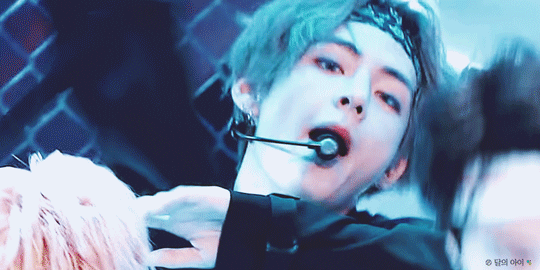 방탄소년단 뷔의 무대 위 표정 연기.gif | 인스티즈