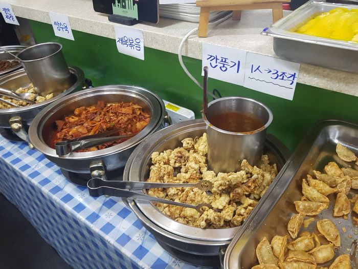 깐풍기, 짜장면, 탕수육 등 1인 8가지 메뉴가 6,500원에 무한 리필.JPG - 인스티즈(instiz) 이슈 카테고리