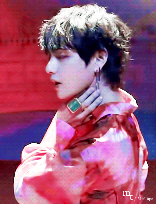 얼굴로 악세사리 존재감 하락시키는 방탄소년단 뷔.jpgif | 인스티즈