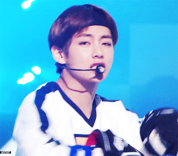 얼굴 겁나 막 쓰는 방탄소년단 뷔 | 인스티즈