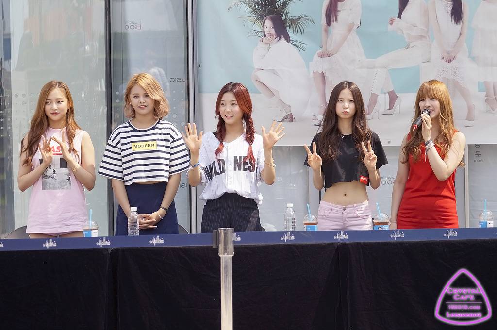 CLC 유진 크롭티에 드러난 허리라인 | 인스티즈