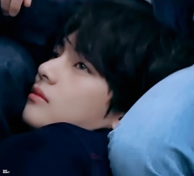 얼굴로 악세사리 존재감 하락시키는 방탄소년단 뷔.jpgif | 인스티즈