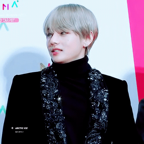 얼굴로 악세사리 존재감 하락시키는 방탄소년단 뷔.jpgif | 인스티즈