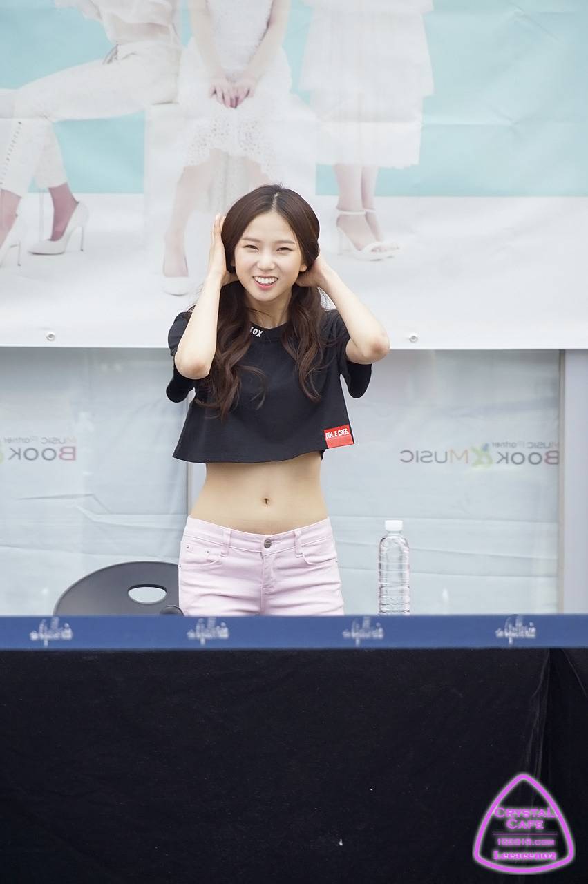 CLC 유진 크롭티에 드러난 허리라인 | 인스티즈