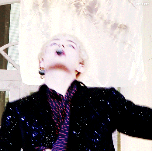 방탄소년단 뷔의 무대 위 표정 연기.gif | 인스티즈