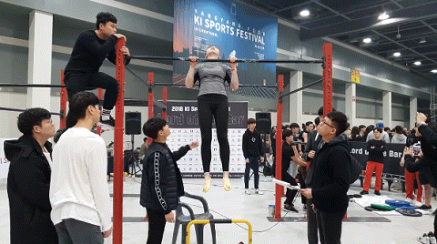 턱걸이 제대로 하는 여자.gif | 인스티즈