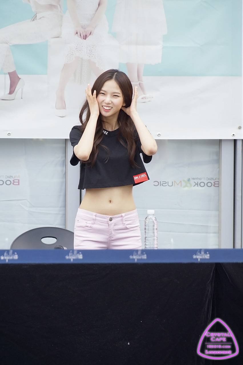 CLC 유진 크롭티에 드러난 허리라인 | 인스티즈