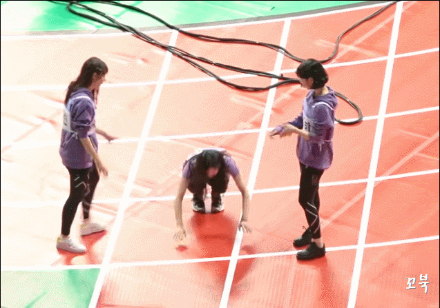 앞구르기가 힘겨운 여자친구 엄지.gif | 인스티즈