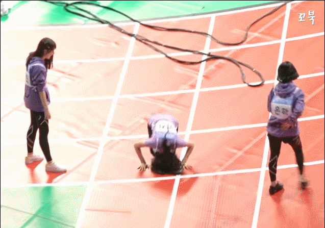 앞구르기가 힘겨운 여자친구 엄지.gif | 인스티즈