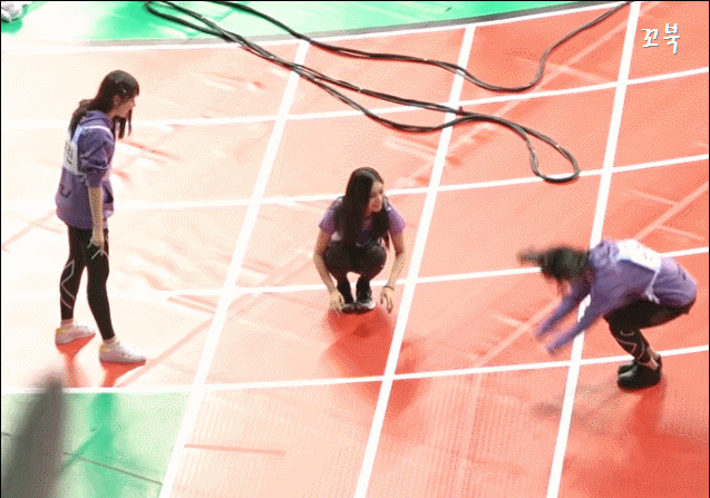 앞구르기가 힘겨운 여자친구 엄지.gif | 인스티즈