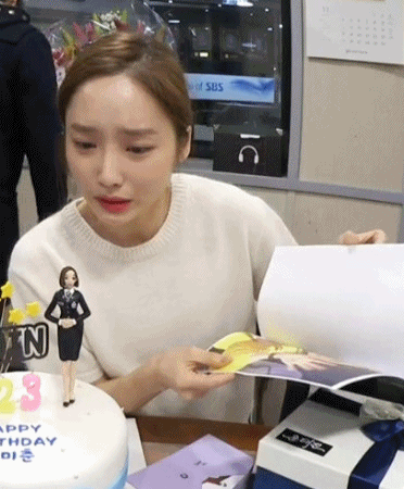 생일선물받고 오열하는 나미춘 ㅋㅋㅋ.gif | 인스티즈