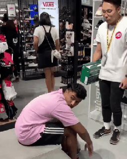 식겁한 신발 매장직원.gif | 인스티즈