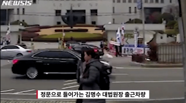 화염병 던지는 70대 할배 ㅎㄷㄷ .gif | 인스티즈