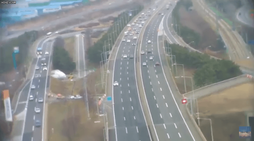 순찰차가 고속도로에서 지그재그로 주행 한다면.gif | 인스티즈