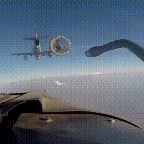 공중급유 하는 모습 | 인스티즈