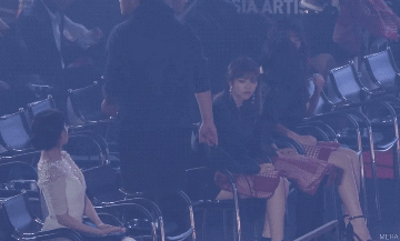 눈치보다가 아이유에게 인사하는 트와이스 정연.gif | 인스티즈