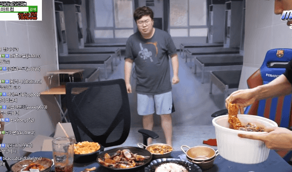 남 먹는거보고 대리만족 느끼는 BJ봉준 GIF | 인스티즈