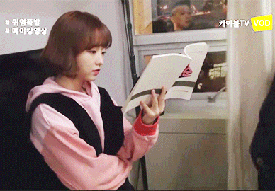 촬영장에서 딴 짓하다가 딱 걸린 박보영.gif | 인스티즈