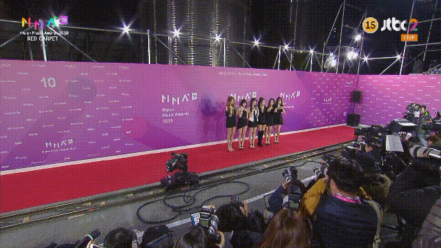 181201 MMA 레드카펫 블랙의상의 여자친구.gif | 인스티즈