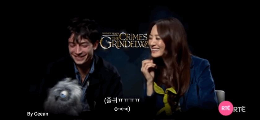 에즈라밀러 턱에 붙은 인형털 떼어주는 수현.gif | 인스티즈