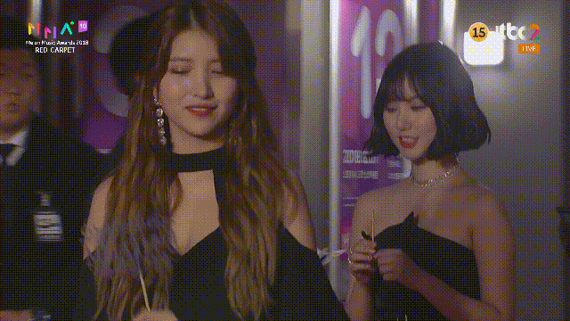 181201 MMA 레드카펫 블랙의상의 여자친구.gif | 인스티즈