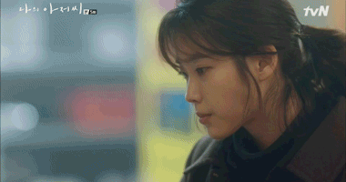 화가 잔뜩 난 아이유.gif | 인스티즈