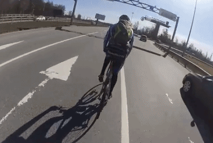 도로 위 자전거 사고.gif | 인스티즈