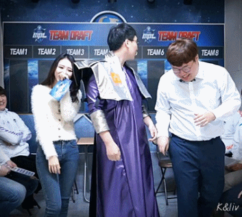 강민 의상때문에 정신 못차리는 이현경 아나운서 gif | 인스티즈