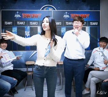 강민 의상때문에 정신 못차리는 이현경 아나운서 gif | 인스티즈