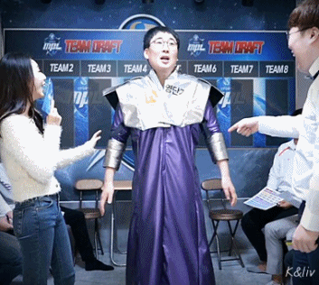 강민 의상때문에 정신 못차리는 이현경 아나운서 gif | 인스티즈