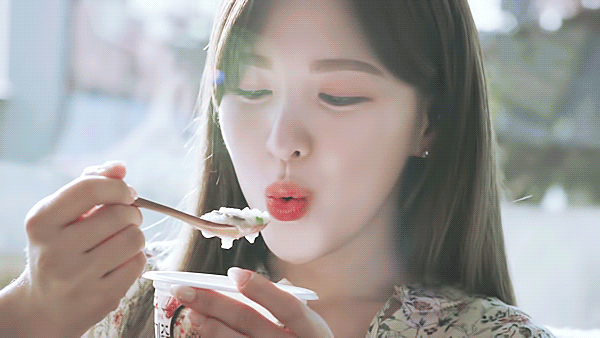 죽을 맛있게 먹는 웬디.gif | 인스티즈