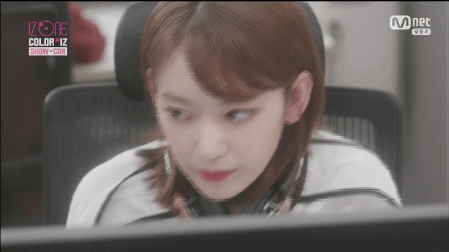 [아이즈원] 업무시간에 게임해서 권비서에게 혼나는 사쿠라.gif | 인스티즈