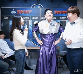 강민 의상때문에 정신 못차리는 이현경 아나운서 gif | 인스티즈